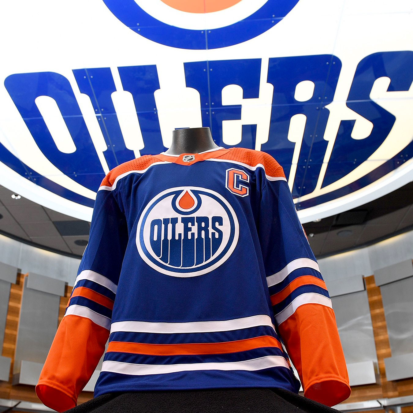 Edmonton Oilers throwback uniform front 20182019 Chris Creamer's