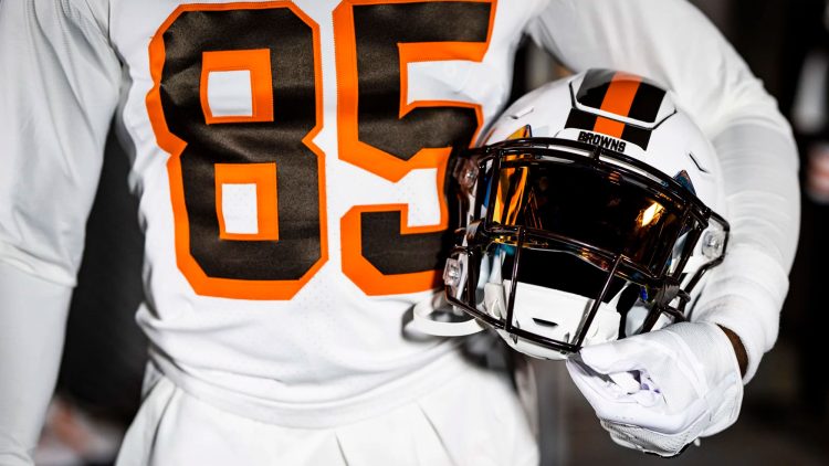 Cleveland Browns Reveal White Helmets For 1946 Throwback Uniforms –  SportsLogos.Net News